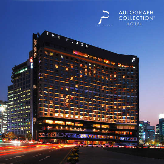 럭셔리 부티크 호텔 더 플라자(www.hoteltheplaza.com)가 오는 29일까지 레스토랑, 객실 등을 특별한 가격에 만나볼 수 있는 '웰컴 투 오토그라프 컬렉션'(Welcome to Autograph Collection) 프로모션을 실시하고 있다. 이번 웰컴 투 오토그라프 컬렉션은 지난 17일 체결된 더 플라자와 메리어트 인터내셔널의 럭셔리 라이프 스타일 브랜드 오토그라프 컬렉션과의 전략적 제휴를 기념해 마련된 특별 프로모션이다. 합리적인 가격에 호텔 레스토랑과 객실을 이용할 수 있다. 더 플라자 호텔 제공